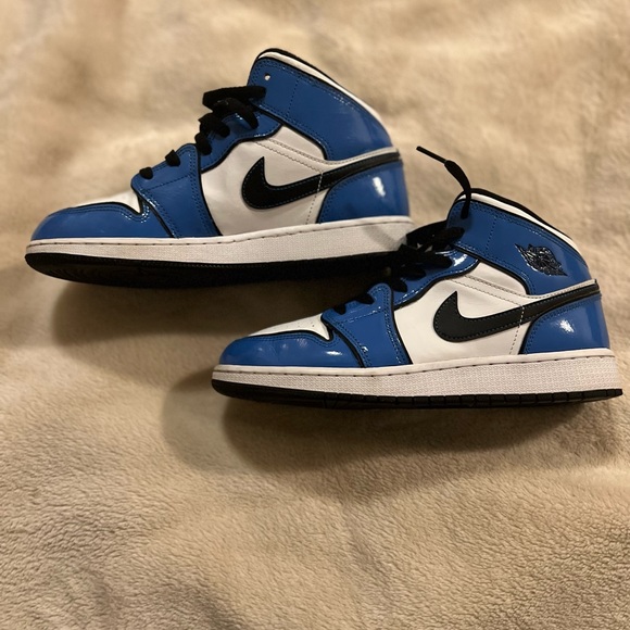 Youth Nike Air Jordan 1 Mid Signal Blue - Picture 1 of 8